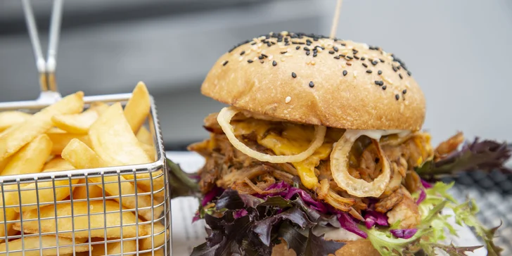 Bašta pro dva: burger s mletým hovězím či vepřovým trhaným masem, hranolky a coleslaw
