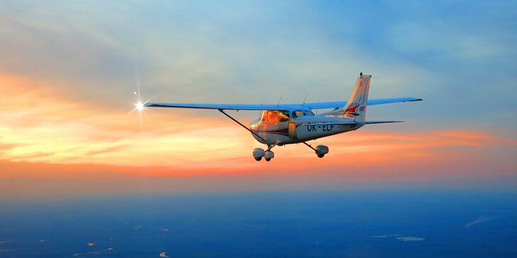 Vzhůru do oblak: vyhlídkový let Cessnou na 30, 45 nebo 60 min. až pro 3 os.