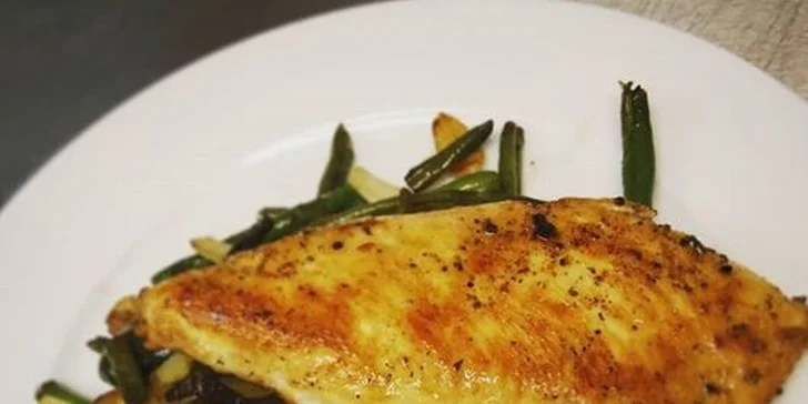 Polední fitness menu s nápojem i kávou v nové restauraci v Solnici