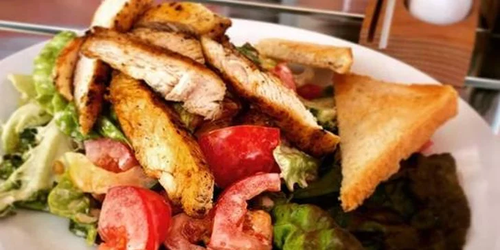 Polední fitness menu s nápojem i kávou v nové restauraci v Solnici