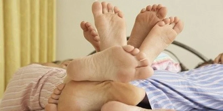 Reflexologie plosek nohou v délce 45 minut a vonná lázeň pro úlevu nohou