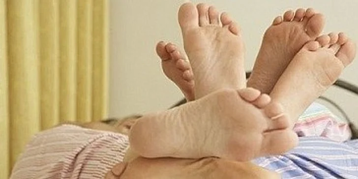 Reflexologie plosek nohou v délce 45 minut a vonná lázeň pro úlevu nohou