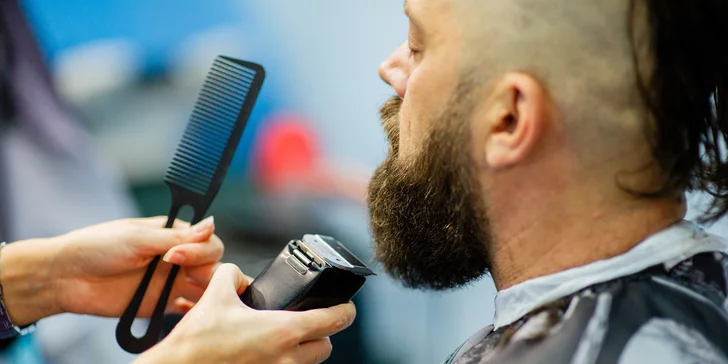 Pánové, užijte si svou chvilku v barber shopu: střih, úprava vousů, masáž hlavy i zábal na ruce