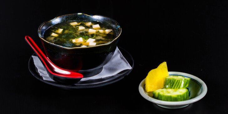 Vydatná nudlová polévka ramen nebo nudle udon v restauraci Engawa