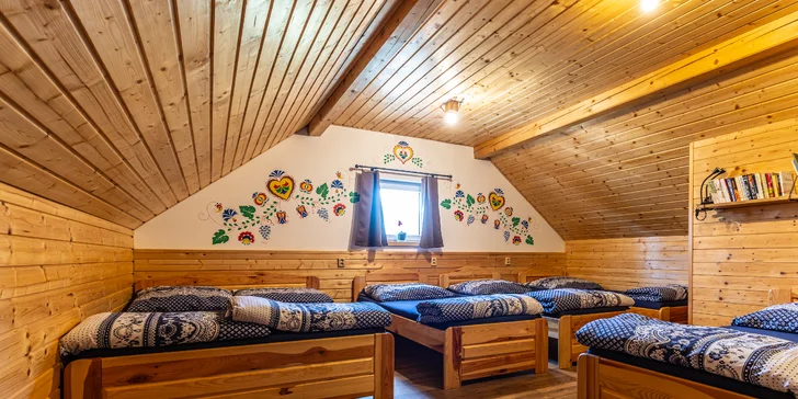 Šestilůžkový pokoj je v horním patře apartmánu. 