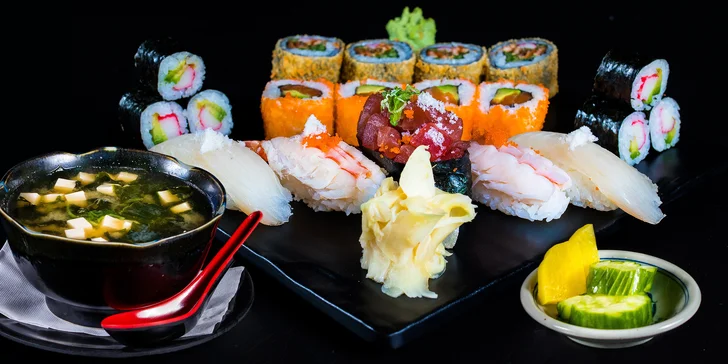 Obědové menu s japonskou polévkou a sushi setem pro 1 osobu