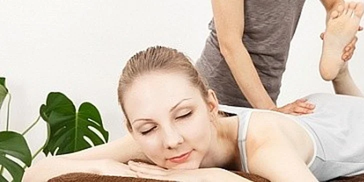 Protahující aktivní masáž celého těla s prvky ashiatsu a thajské masáže