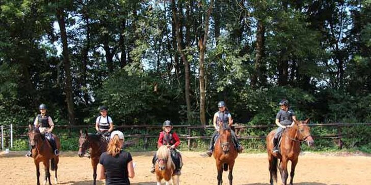 Zážitková vyjížďka na koni – na jízdárně i v rozkvetlém sadu