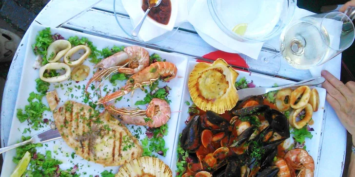 Mořská hostina s vínem a citronovým likérem pro dva v restauraci Casanova
