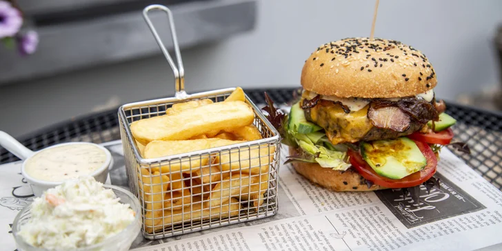 Bašta pro dva: burger s mletým hovězím či vepřovým trhaným masem, hranolky a coleslaw