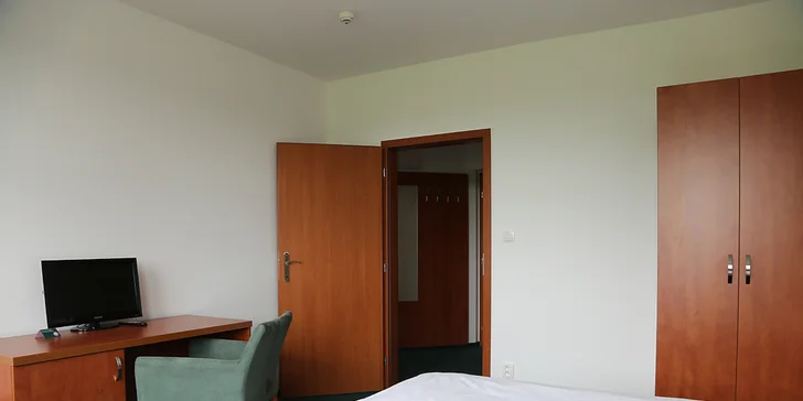 Rodinný pobyt ve sporthotelu nedaleko Prahy: snídaně a bowling, 2 děti zdarma