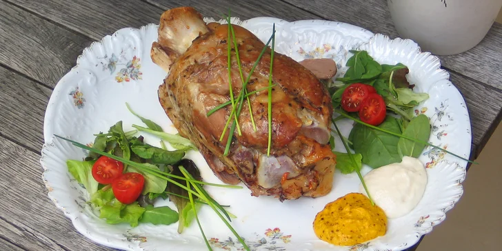 Hostina na Karlštejně: koleno metodou sous vide pro 2 osoby