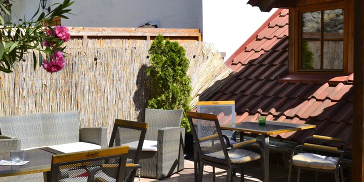 Hostina na Karlštejně: koleno metodou sous vide pro 2 osoby