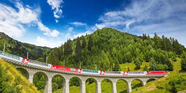 Jeden z nejkrásnějších přejezdů Alp - vlak Bernina Express na 2 noci se snídaní