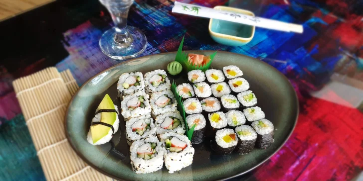 Sushi sety s 27 nebo 43 kousky k odnosu s sebou: avokádo, losos, kaviár i surimi