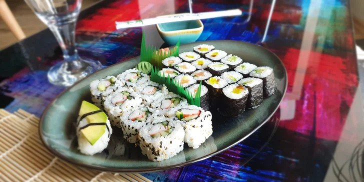 Sushi sety s 27 nebo 43 kousky k odnosu s sebou: avokádo, losos, kaviár i surimi