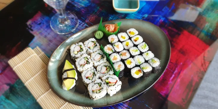 Sushi sety s 27 nebo 43 kousky k odnosu s sebou: avokádo, losos, kaviár i surimi