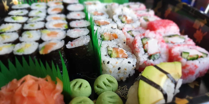 Sushi sety s 27 nebo 43 kousky k odnosu s sebou: avokádo, losos, kaviár i surimi