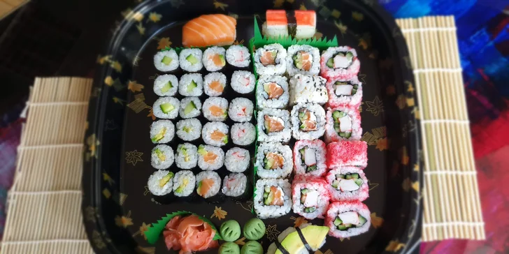 Sushi sety s 27 nebo 43 kousky k odnosu s sebou: avokádo, losos, kaviár i surimi