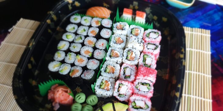 Sushi sety s 27 nebo 43 kousky k odnosu s sebou: avokádo, losos, kaviár i surimi