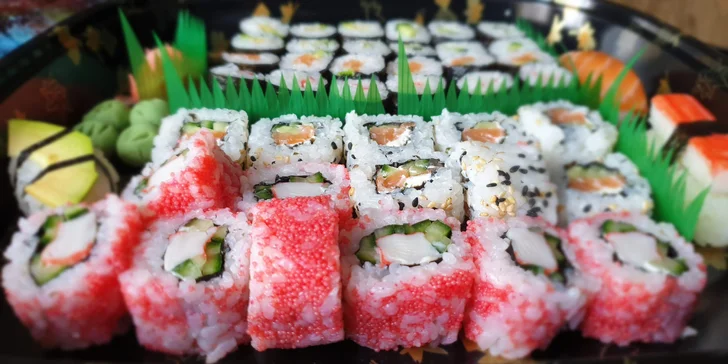 Sushi sety s 27 nebo 43 kousky k odnosu s sebou: avokádo, losos, kaviár i surimi