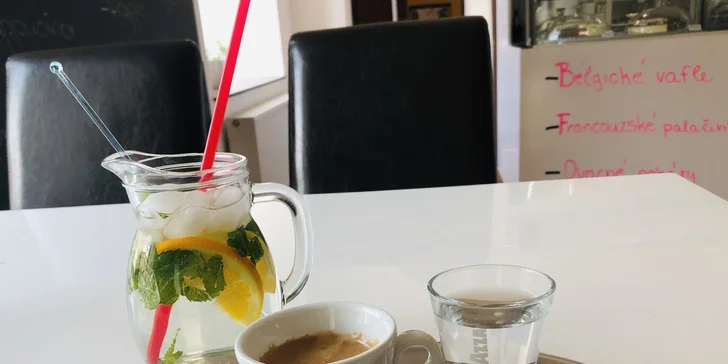 Káva nebo limonáda, palačinka a vstup do hracího koutku