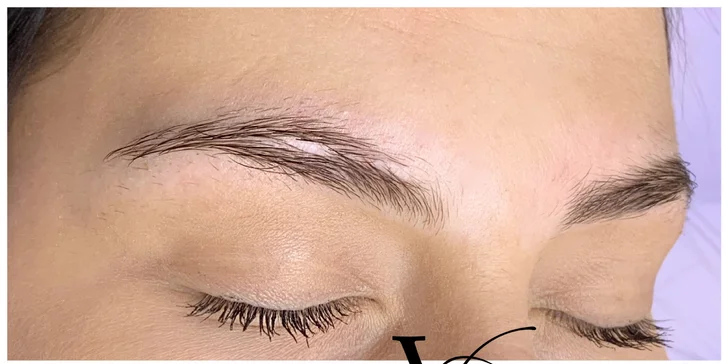 Permanentní make-up obočí nebo rtů pudrovou metodou