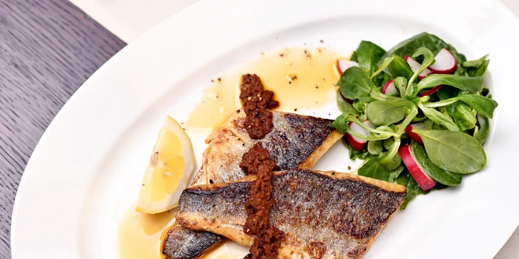 3chodové menu s mořským vlkem nebo telecím filetem v restauraci na Kampě