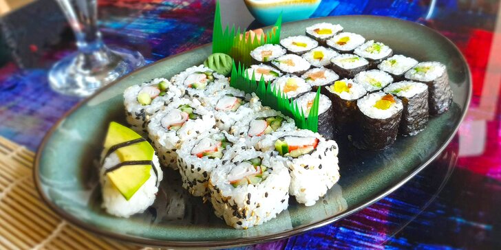 Sushi sety s 27 nebo 43 kousky k odnosu s sebou: avokádo, losos, kaviár i surimi