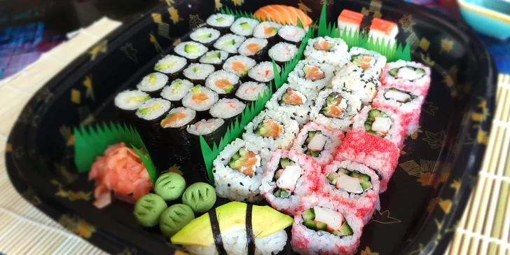 Sushi sety s 27 nebo 43 kousky k odnosu s sebou: avokádo, losos, kaviár i surimi