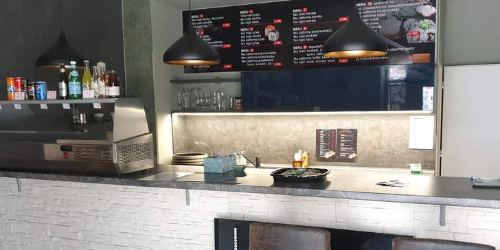 Sushi sety s 27 nebo 43 kousky k odnosu s sebou: avokádo, losos, kaviár i surimi