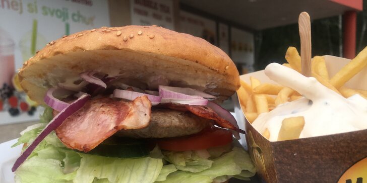 Dobroty do ruky: cheese nebo bacon burger s hranolky a omáčkou