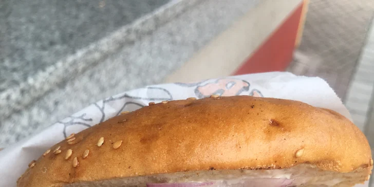 Dobroty do ruky: cheese nebo bacon burger s hranolky a omáčkou