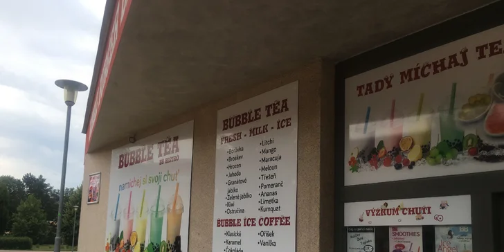 Dobroty do ruky: cheese nebo bacon burger s hranolky a omáčkou