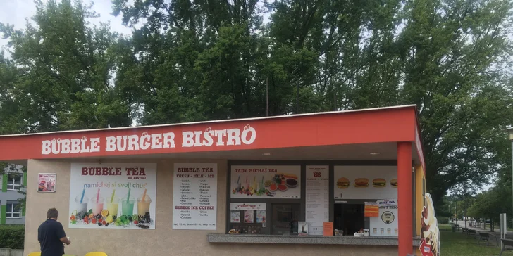 Dobroty do ruky: cheese nebo bacon burger s hranolky a omáčkou