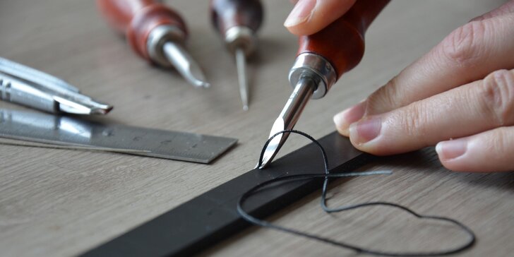 Kurz výroby z kůže: vlastnoručně vyrobený kožený pásek či dámské psaníčko