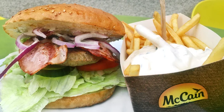 Dobroty do ruky: cheese nebo bacon burger s hranolky a omáčkou