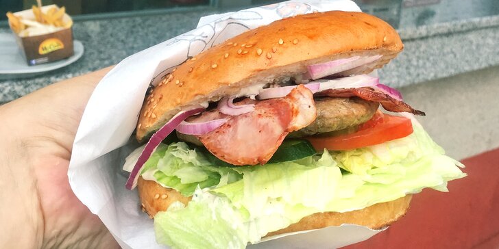 Dobroty do ruky: cheese nebo bacon burger s hranolky a omáčkou