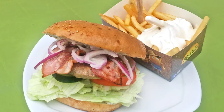 Dobroty do ruky: cheese nebo bacon burger s hranolky a omáčkou