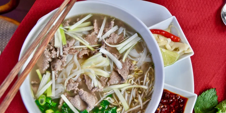 Vietnamské menu pro 2 osoby: vegetariánské speciality, phở bo i nudlová jídla