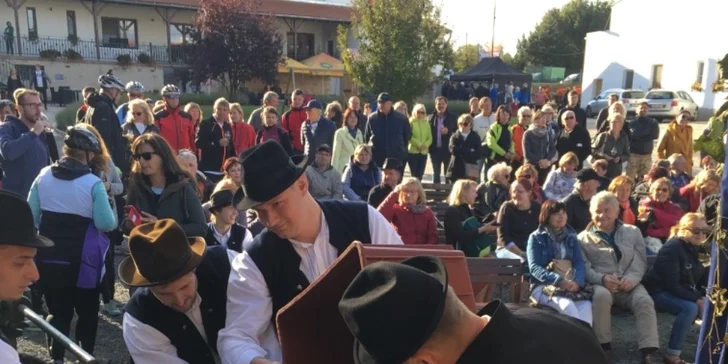 Akce Šlapání hroznů dívčí nohou: zábava, muzika i degustace vína