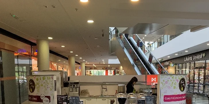 Jogurtový dezert s ovocem i müsli a k tomu káva dle výběru z 5 druhů v Galerie Slovany