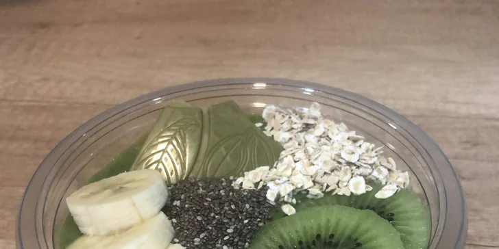 Zdravá miska plná dobrot: ovoce, špenát, matcha i mléko
