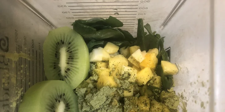 Zdravá miska plná dobrot: ovoce, špenát, matcha i mléko