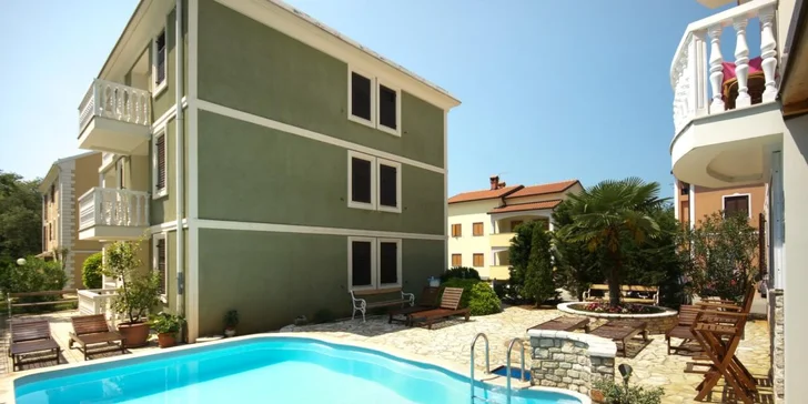 Dovolená na Istrii až pro 5 osob: pokoj či apartmán, bazén a 350 m na pláž