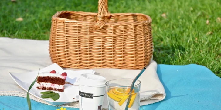 Piknikové koše pro 2: sladké i slané dobroty, nápoje a třeba i lahev vína