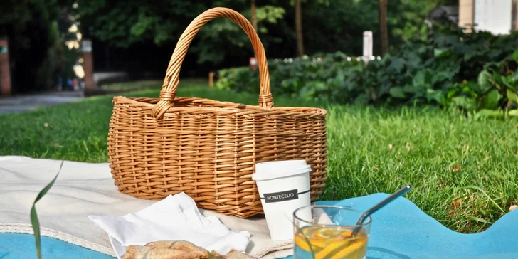 Piknikové koše pro 2: sladké i slané dobroty, nápoje a třeba i lahev vína