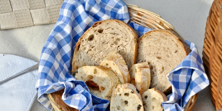 Piknikové koše pro 2: sladké i slané dobroty, nápoje a třeba i lahev vína