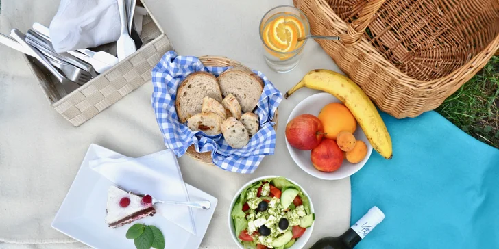 Piknikové koše pro 2: sladké i slané dobroty, nápoje a třeba i lahev vína