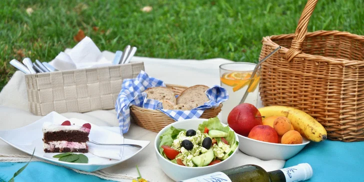Piknikové koše pro 2: sladké i slané dobroty, nápoje a třeba i lahev vína